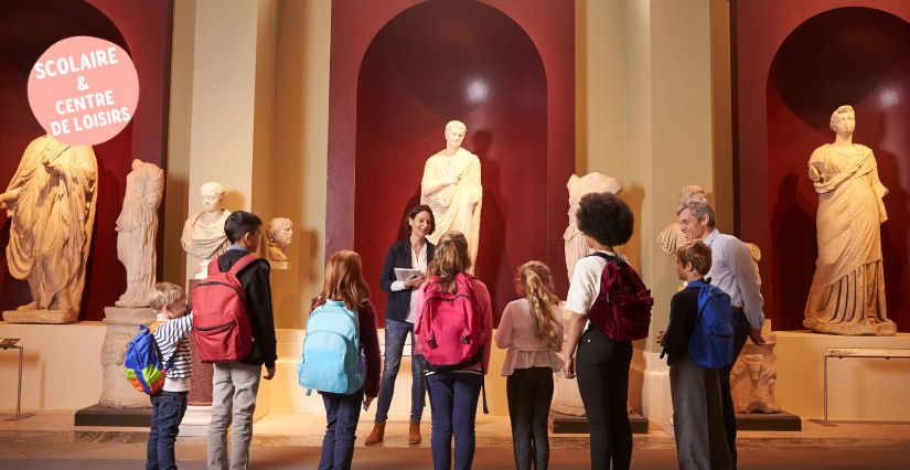 groupe d'enfants dans un musée
