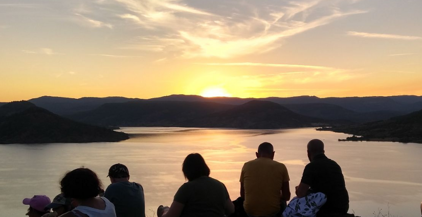 Coucher de soleil en famille au Salagou: sortie animée par l'association Demain la Terre!