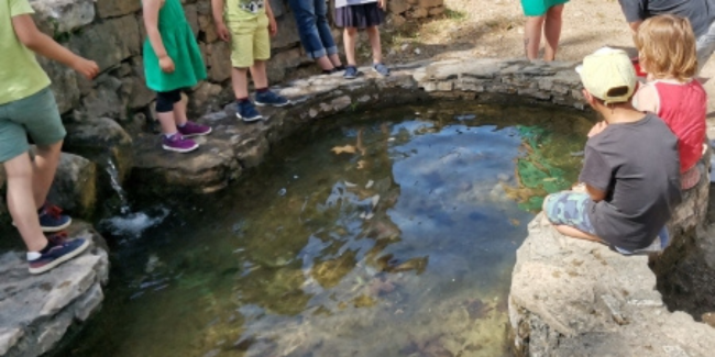 Menez l’enquête en famille dans le village de Nébian !