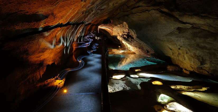 Visitez la grotte de la Cocalière en famille à Courry 
