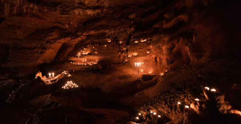 Visite insolite "La Grotte s’enflamme" à voir en famille à la Grotte de Trabuc à Mialet