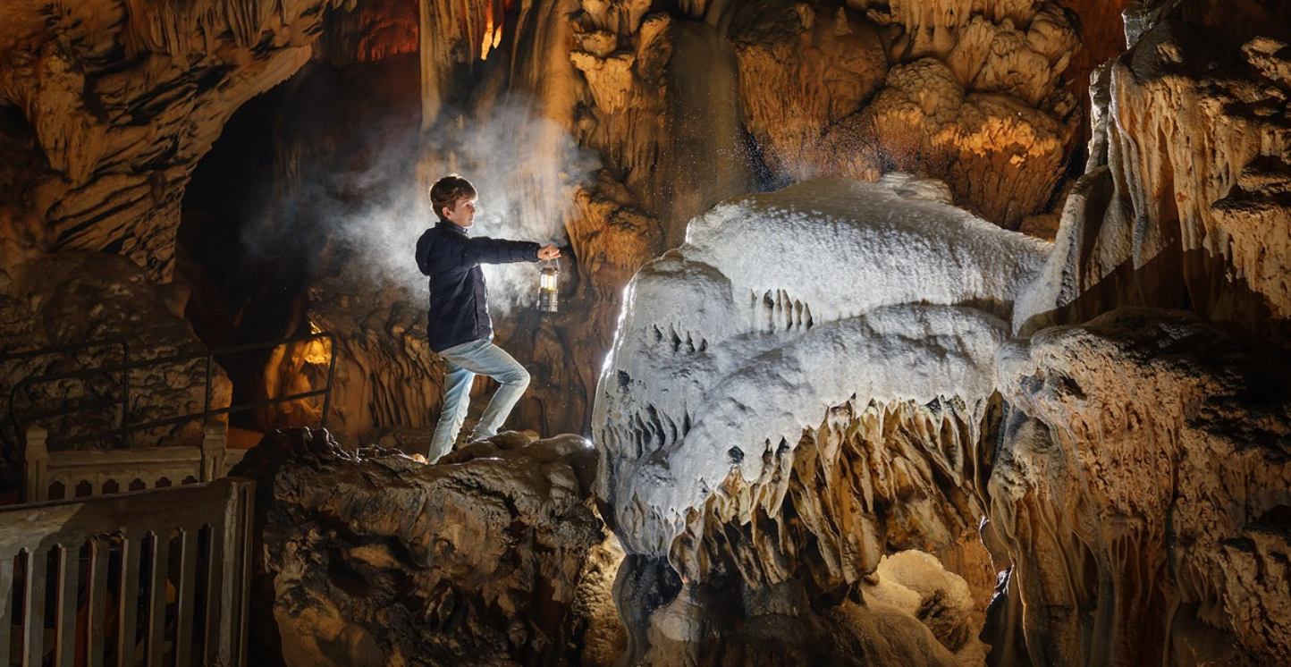 Visite à la lanterne avec les enfants à la Grotte des Demoiselles près de Montpellier
